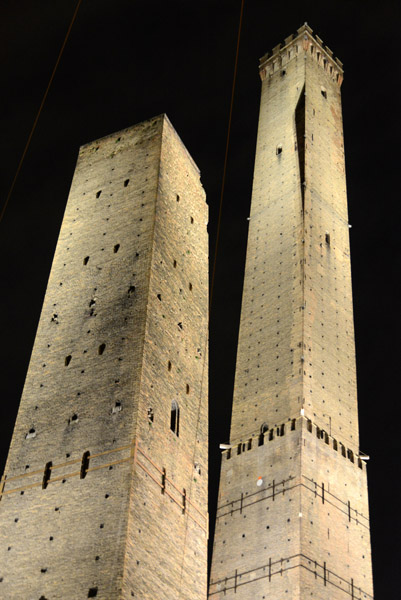 The Two Towers at night, Bologna
