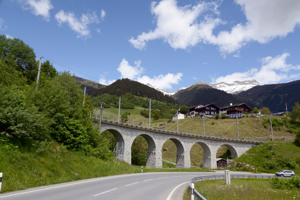 Via Alpsu with a railroad viaduct, Segnas