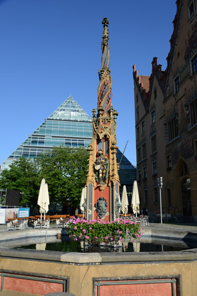 Marktbrunnen and and the glass pyramid of the Stadtbibliotek Ulm