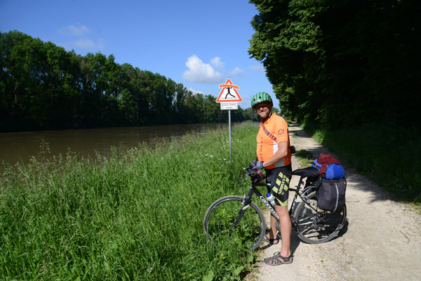 Kopfloser Paddler kreuzen den Donau-Radweg, Günzburg