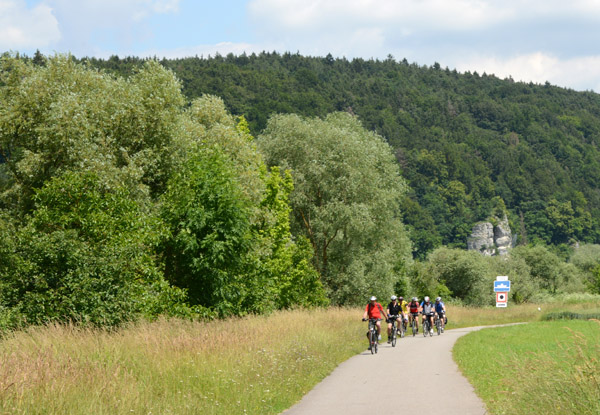 Cyclists along the Donauradweg between Kelheim and Regensburg