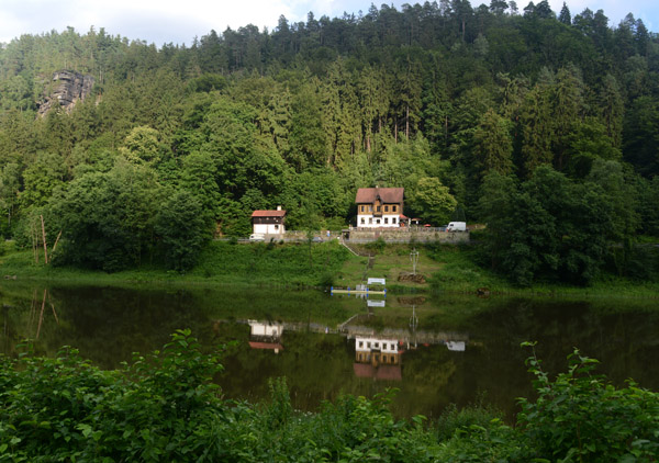 For a few km, the Eble forms the border between Germany and the Czech Republic on the Right Bank - Restaurace Na Suché Kamenici