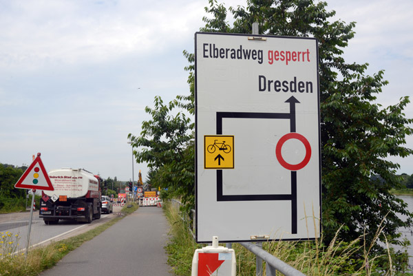 Elberadweg gesperrt. Detour to continue cycling to Dresden