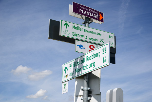 Elberadweg guidance signs - heading for the Srnewitz Biergarten