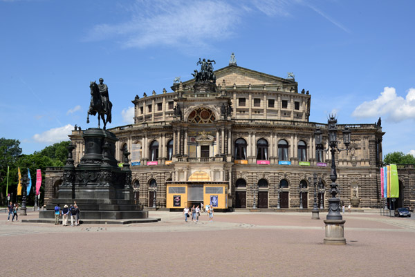 Semperoper Dresden, Theaterplatz