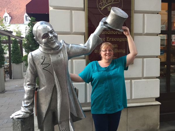 Debbie with the Schne Nci sculpture at Caf Mayer, Bratislava