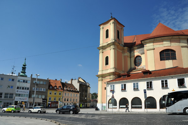 Kostol svätého Jána z Mathy, Hurbanovo námestie