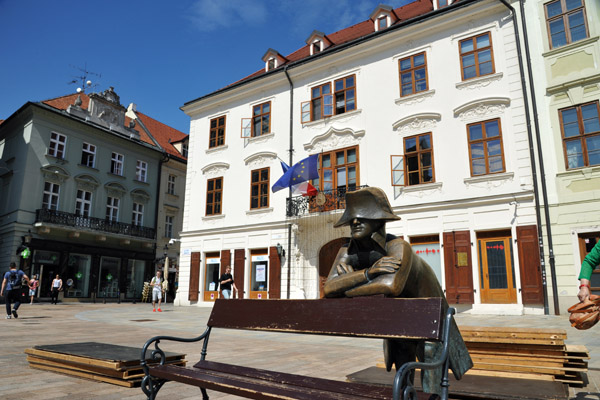 Napoleon's Soldier in front of the French Embassy, Palais Kutscherfeld, Hlavné námestie
