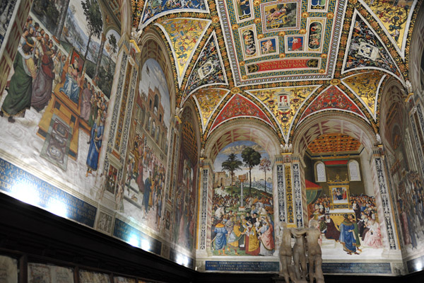 Piccolomini Library with frescoes by Pinturicchio, 1502-1503, Siena Cathedral