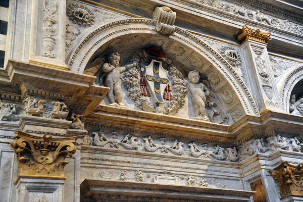 Cupids supporting the coat-of-arms of Pope Pius II