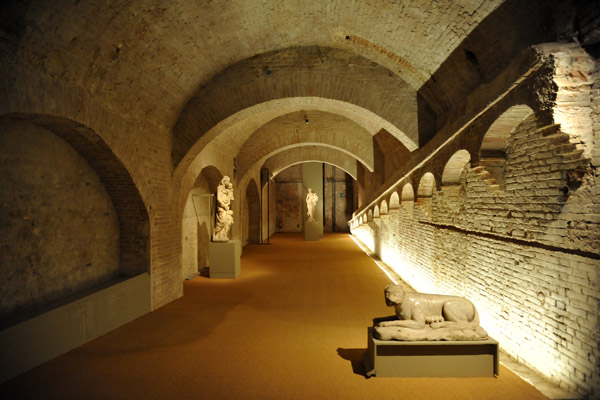 Below the main level of Santa Maria della Scala are 3 levels of basements. Here, on the 3rd level, is the old granary
