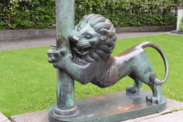 Lion scratching a post, Kunstnernes Hus, Wergelandsveien 17, Oslo