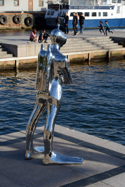 Sculpture of a scuba diver, Dykkaren, by Ola Enstad, Rådhusbrygge, Oslo