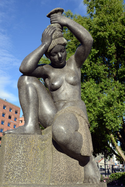Sculpture of a woman, Emil Lie, Rdhusplassen