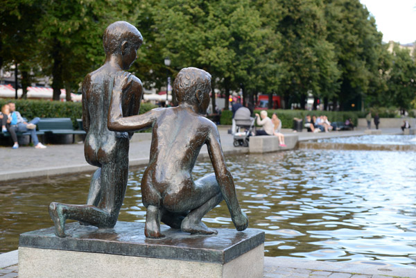 Sculpture of 2 naked boys about to go swimming by Arne Durban, Oslo, 1958