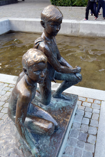 Sculpture of naked boys, Spikersuppa