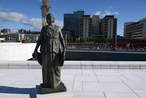 Sculpture of Norwegian opera singer Kirsten Flagstad (1895-1962), Oslo Opera Promenade