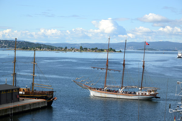 three-masted schooner S/S Christiania passing the SS Lady Mack, Oslo