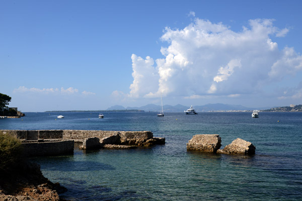 Ruins along the seafront along Boulevard Maréchal Juin