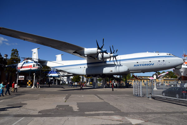 Antonov An-22