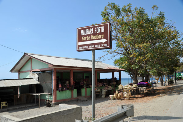 The small tourist market in front of Maubara Fort