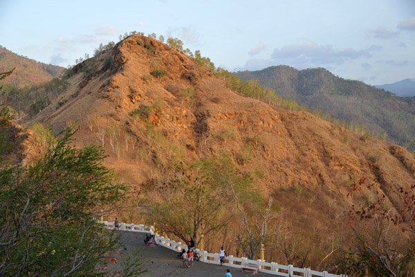 The plaza below Cristo Rei