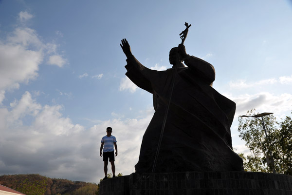 Pope John Paul II monument, Tasi Tolu