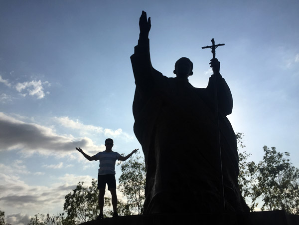 Pope John Paul II monument, Tasi Tolu