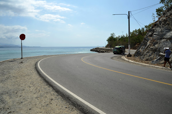 The coast road leading from Areia Branca to Cristo Rei