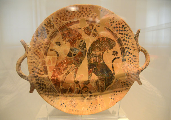 Attic black-figured plate - 2 confronted lions, 600-575 BC