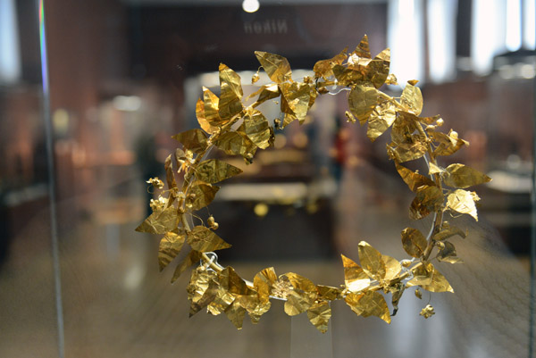 Gold myrtle wreath with berries, 4th C. BC