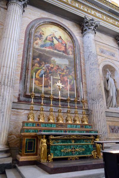 The malachite altar of the transept was donated by Tsar Nicholas I of Russia