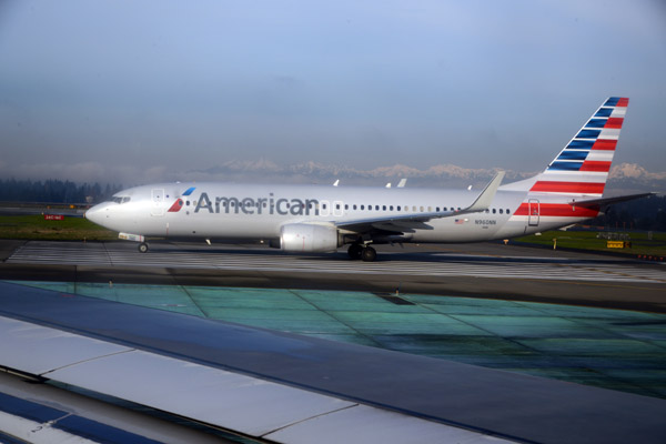 American Airlines B737 at SEA (N960NN)
