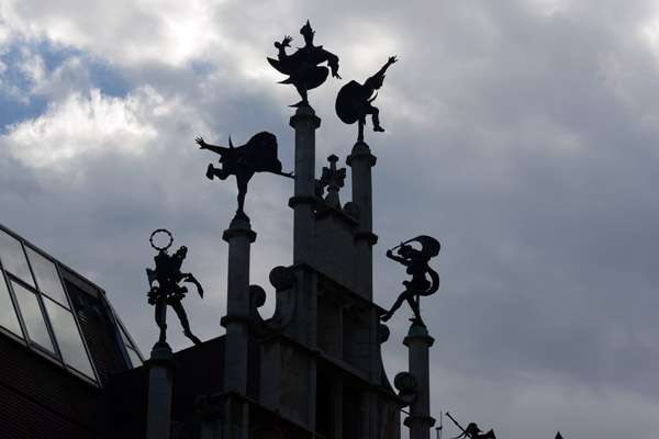 Whimsical sculptures atop Sint-Niklaasstraat 2, Gent