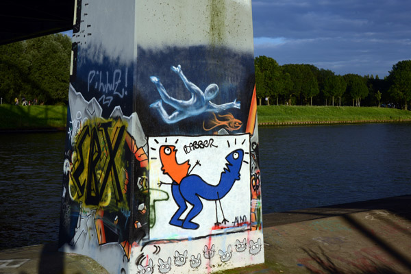 Grafitti along the Amsterdam-Rhine Canal