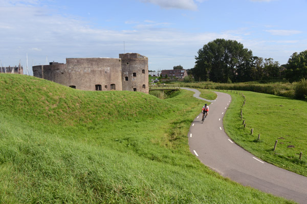 Bike path by the West Battery, Muiden