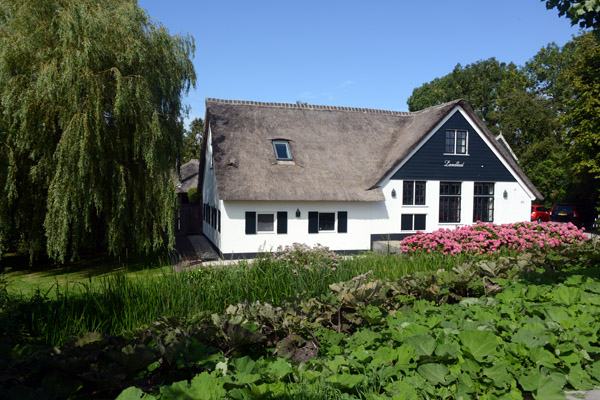 Cute thatched house Landlust
