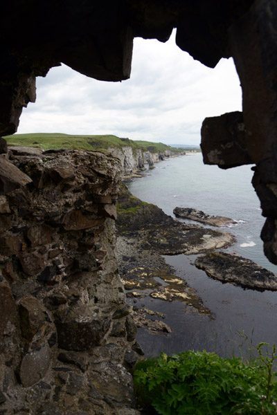 White Cliffs framed through the ruins