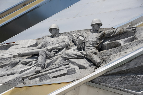 Sculpture of Soviet soldiers in front of the Great Patriotic War Museum 