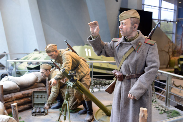 Soviet soldier and crew with an 82mm BM 37 Battalion Mortar, Great Patriotic War Museum 