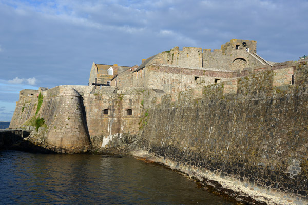 The north curtain wall dates from 1570