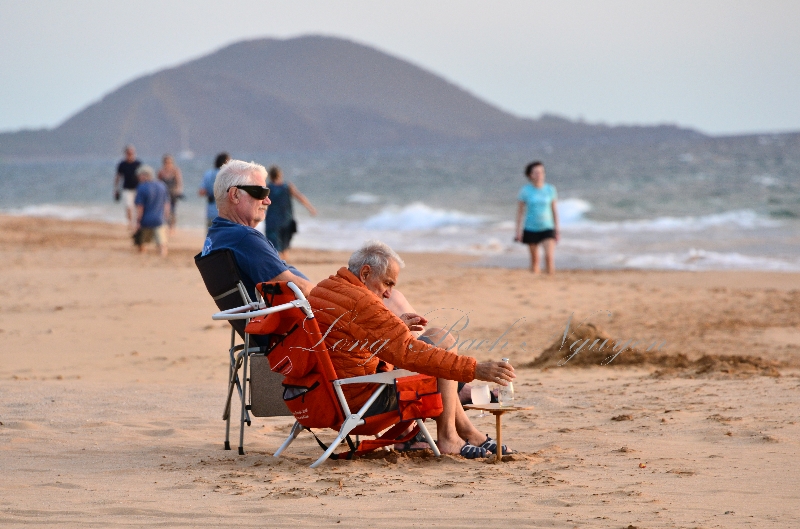 Enjoying the sunset at Kihei beach Maui 289  