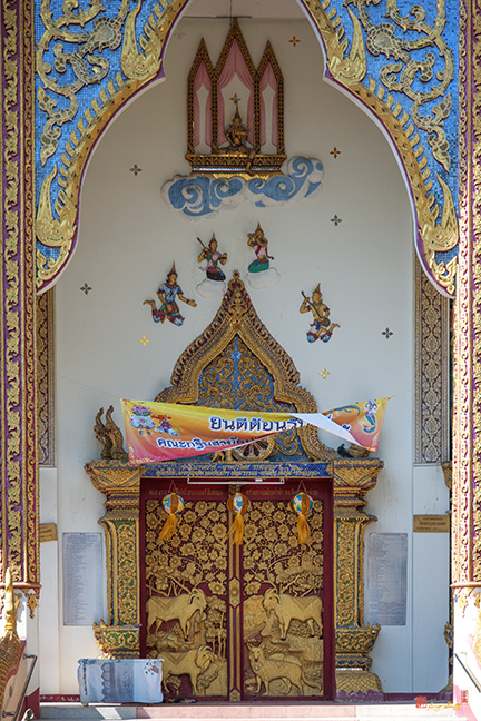 Wat Sawang Banthoeng Phra Wihan Entrance (DTHCM1257)