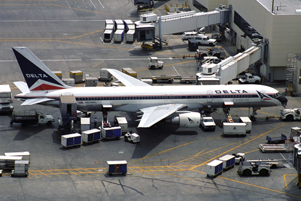 DELTA BOEING 757 200 LAX RF 889 23.jpg