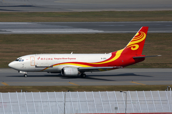 YANGTZE_RIVER_EXPRESS_BOEING_737_300F_HKG_RF_5K5A4298.jpg