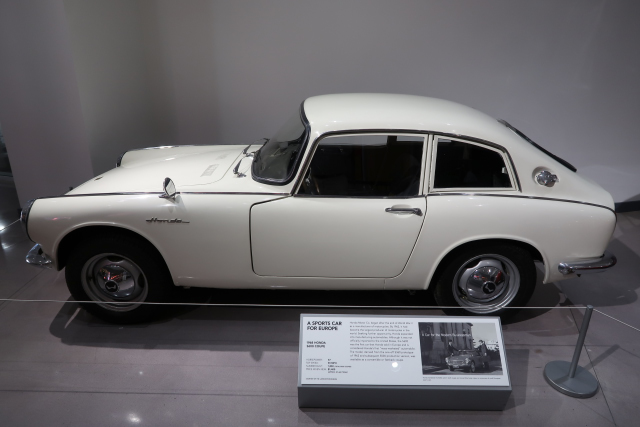 1968 Honda S600, Hondas first mass-marketed automobile, available as a convertible and a coupe (1779)