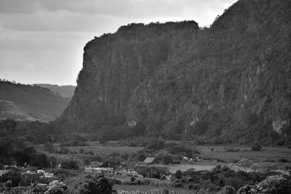 CUBA 7532bw - Vinales landscape