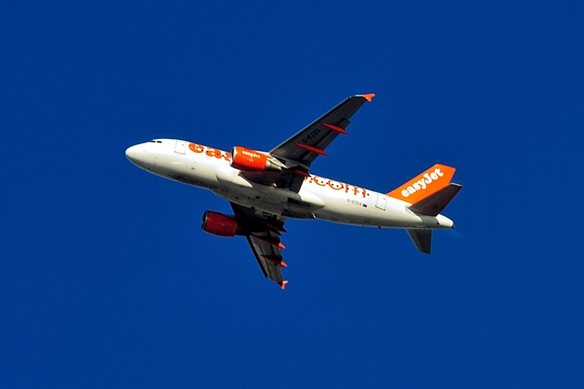 Easyjet A319, G-EZOX, Climbing
