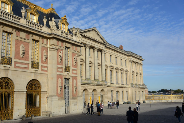 Built for Louis XIV starting in 1661 and enlarged throughout his reign, Palace of Versailles contains 2300 rooms