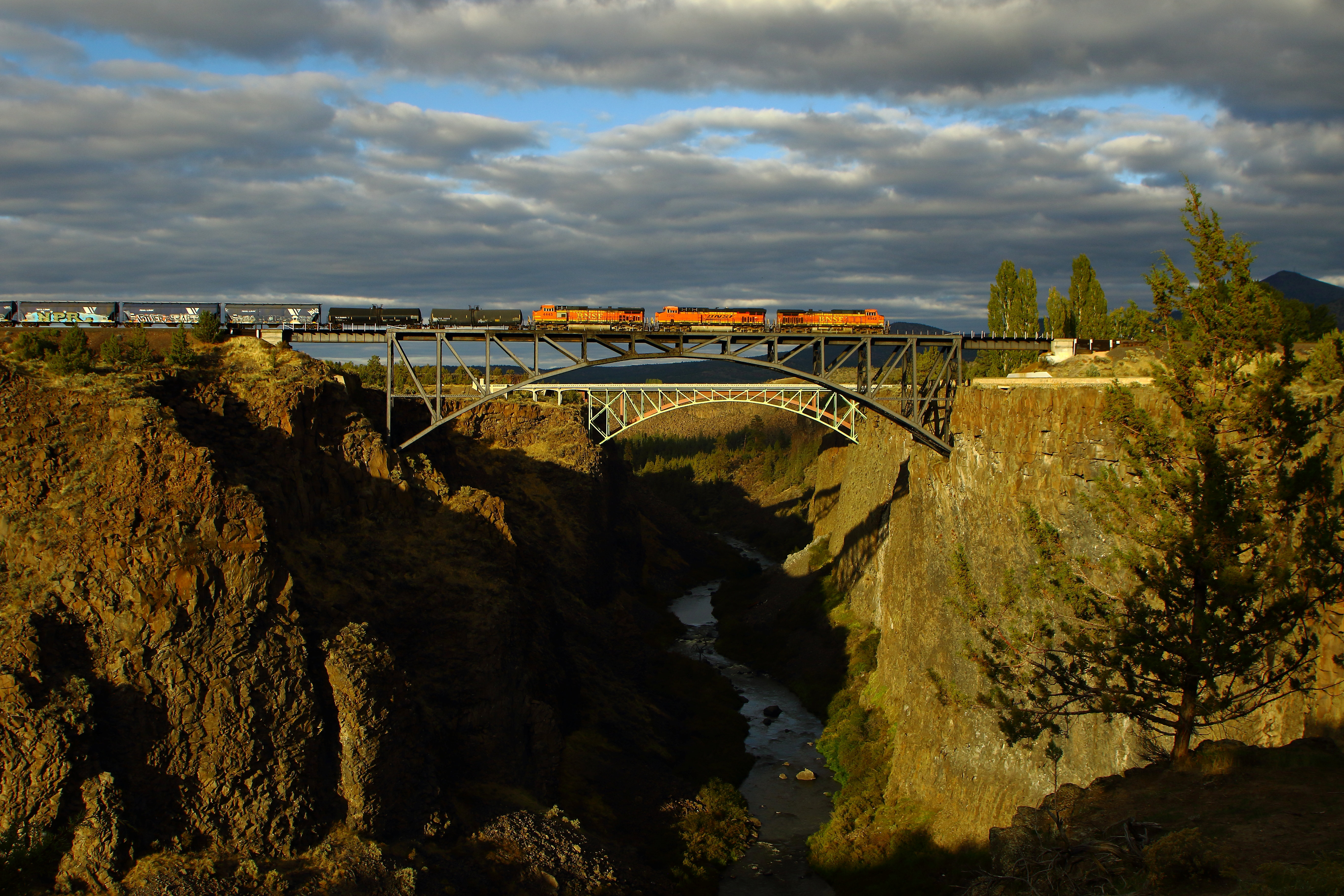 Terrebonne_OR_BNSF_4942_South_Crosses_Crooked_River_10119_518_PM_3.JPG